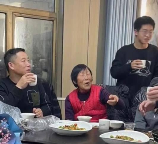 张聪最新邻居爆料,揭秘明星邻居的真实生活 第1张 张聪最新邻居爆料,揭秘明星邻居的真实生活 第1张